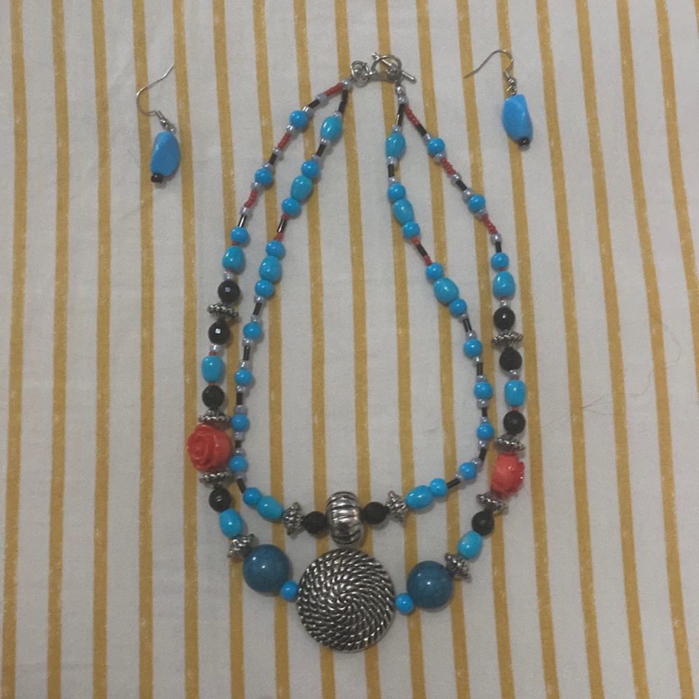 Beautiful necklace and earrings new never used in a beautiful condition.